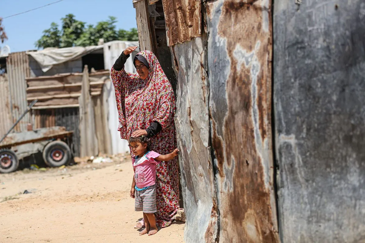 Famílias lutam para sobreviver em casas improvisadas, em 30 de julho de 2022 [Mustafa Hassona/Agência Anadolu]