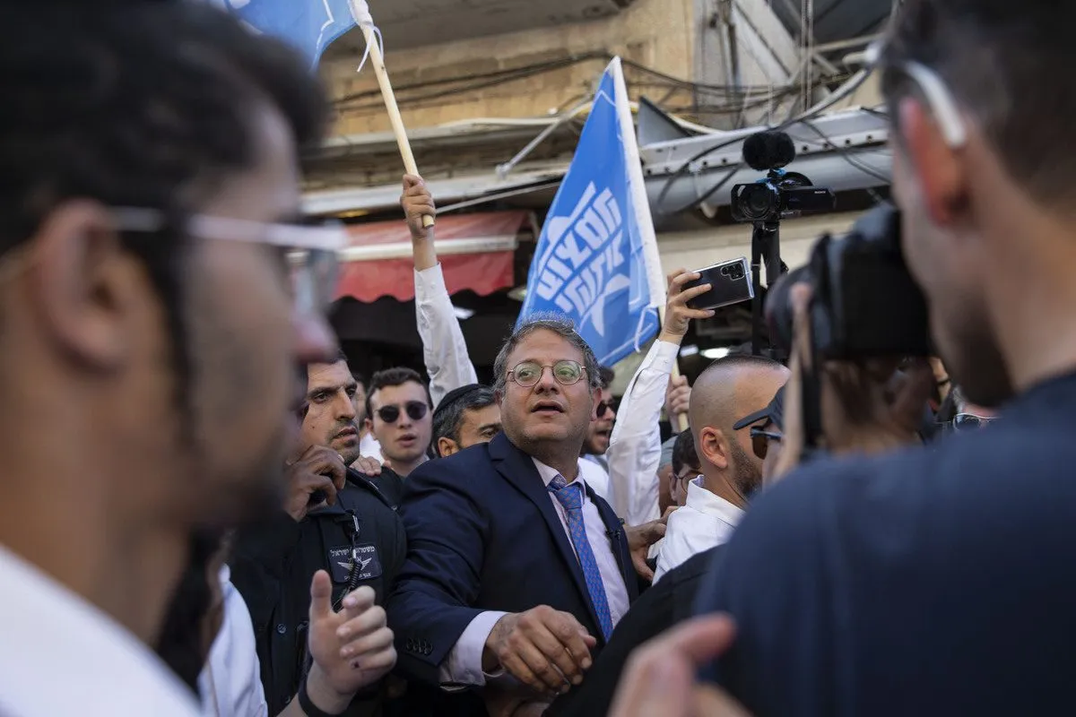 Itamar Ben-Gvir, líder do Partido Otzma Yehudit (Poder Judeu) e membro de extrema-direita do Knesset (parlamento), visita o mercado Mahane Yehuda Market como parte de sua campanha eleitoral, em Jerusalém ocupada, 28 de outubro de 2022 [Mostafa Alkharouf/Agência Anadolu]