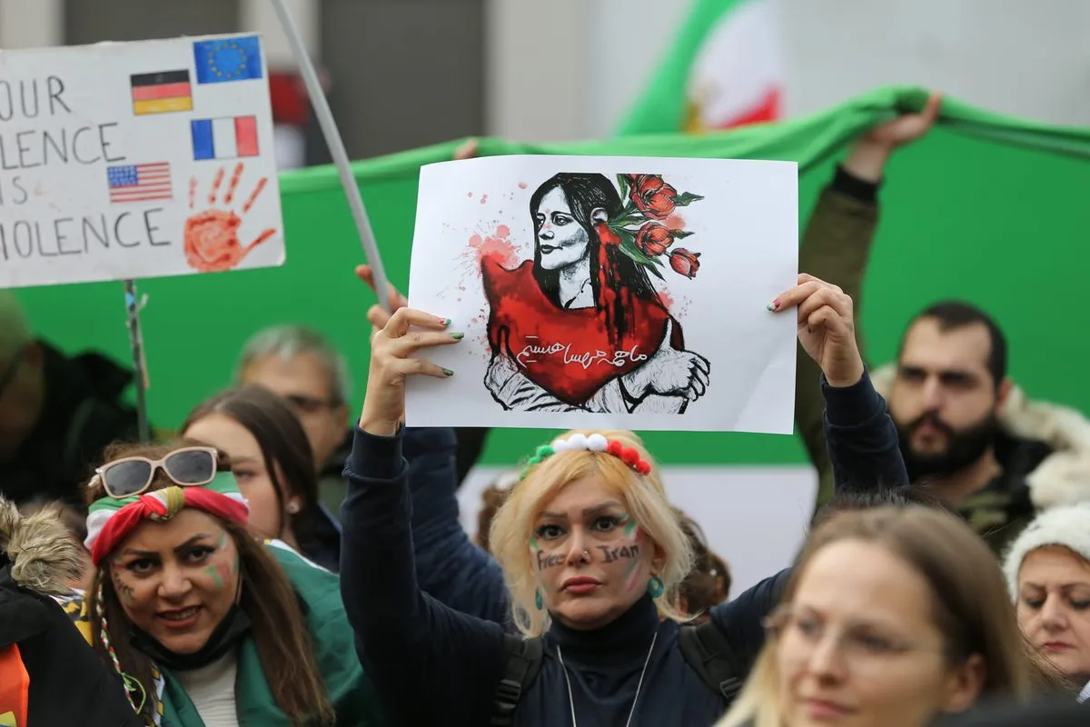 Ucranianos e iranianos protestam contra a guerra russa e o apoio de Teerã, na cidade de Colônia, na Alemanha, em 5 de novembro de 2022 [Mesut Zeyrek/Agência Anadolu]