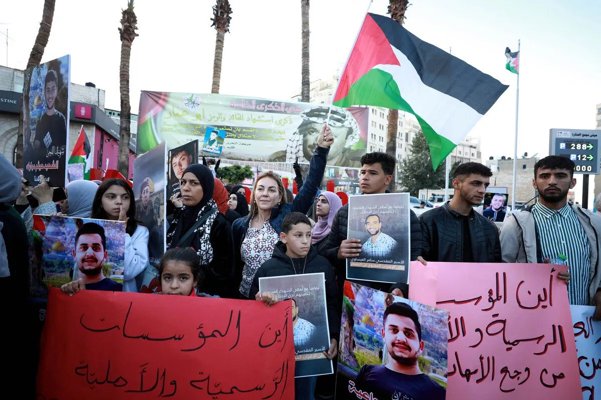 Palestinos se reúnem para protestar na Praça Al Manara depois que Israel reteve os funerais dos palestinos em Ramallah, Cisjordânia, em 16 de novembro de 2022. [Issam Rimawi - Agência Anadolu]