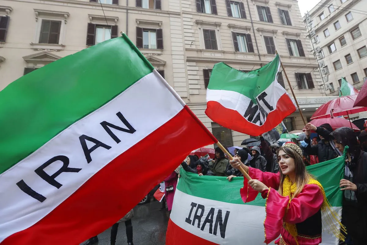 Manifestantes com bandeiras iranianos em Roma, Itália, 19 de novembro de 2022 [Riccardo De Luca/Agência Anadolu]