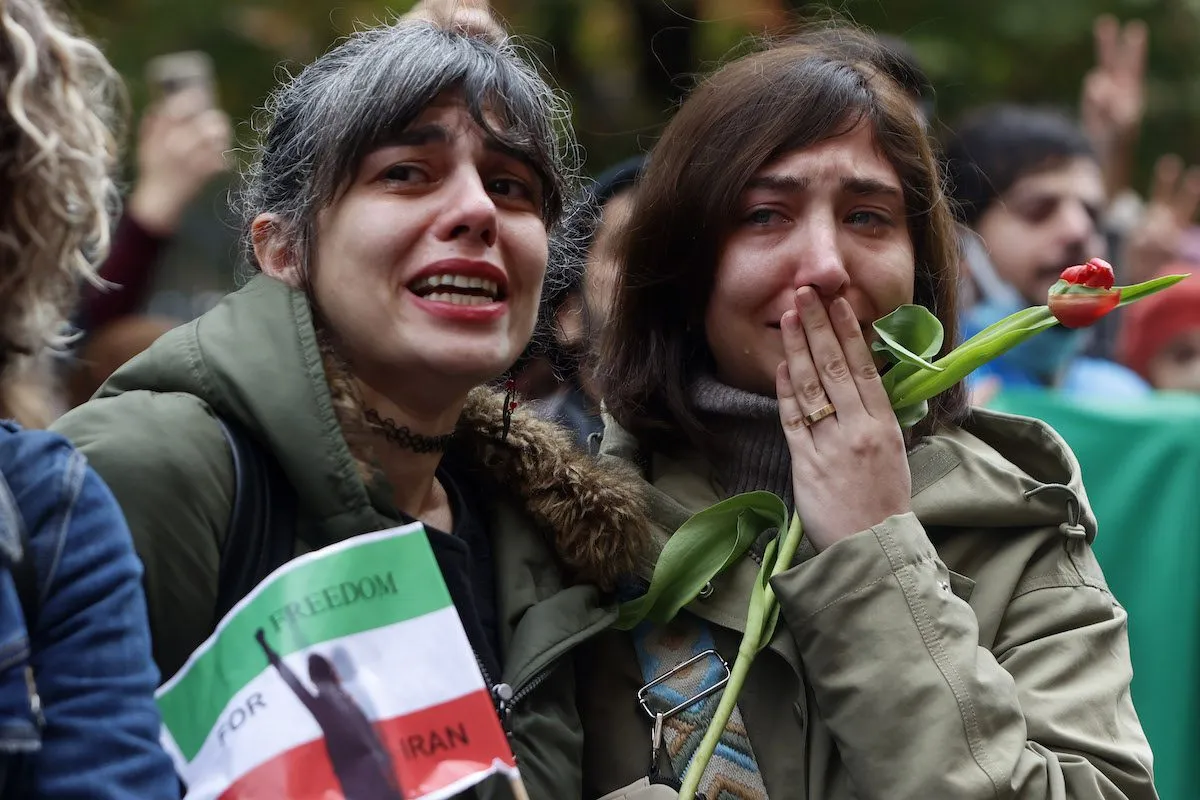 Ativistas da comunidade iraniana na Itália reagem durante uma manifestação em Roma, Itália, em 19 de novembro de 2022 [Riccardo De Luca/Agência Anadolu]