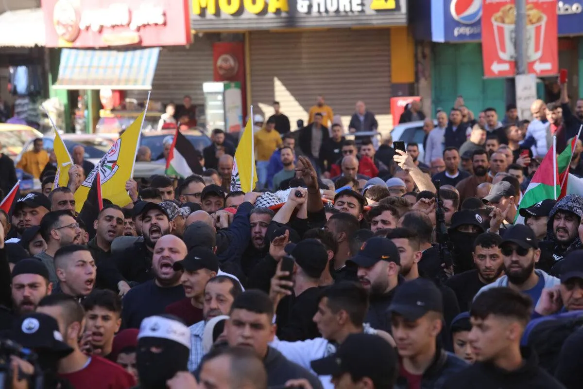 Palestinos carregam o corpo de um menino de 16 anos executado a tiros por forças israelenses em Nablus, na Cisjordânia ocupada, 23 de novembro de 2022 [Nedal Eshtayah/Agência Anadolu]