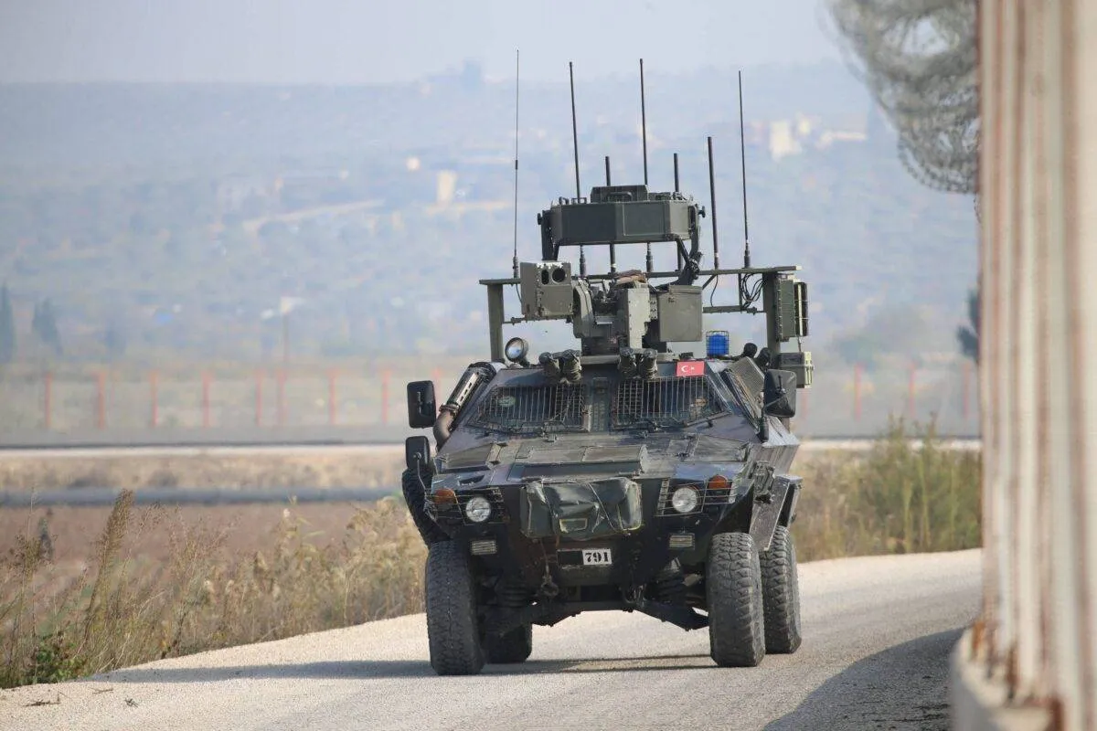 Veículo militar turco no distrito de Altinozu, na Turquia, em 19 de novembro de 2022 [Cem Genco/Agência Anadolu]