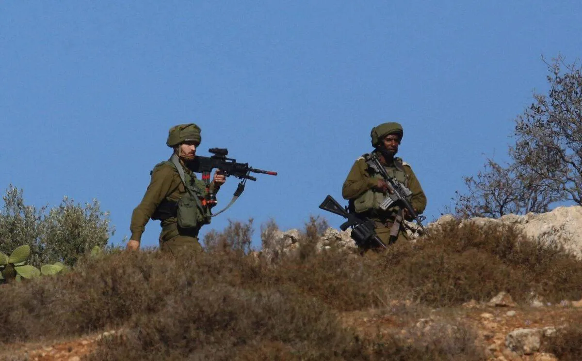 Forças israelenses em Beit Dajan, na região de Nablus, na Cisjordânia ocupada, 2 de dezembro de 2022. [Nedal Eshtayah/Agência Anadolu]