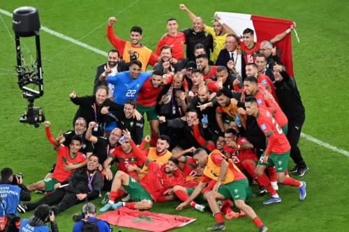 Jogadores do Marrocos comemoram vitória nas quartas de final da Copa do Mundo contra Portugal, no Estádio Al-Thumama, em Doha, capital do Catar, 10 de dezembro de 2022 [Evrim Aydin/Agência Anadolu]
