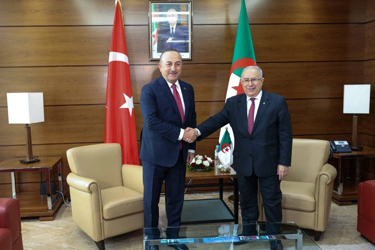 Ministro de Relações Exteriores da Turquia Mevlut Cavusoglu (à esquerda) encontra-se com seu homólogo argelino Ramtane Lamamra, em Argel, 10 de dezembro de 2022 [Cem Özdel/Agência Anadolu]