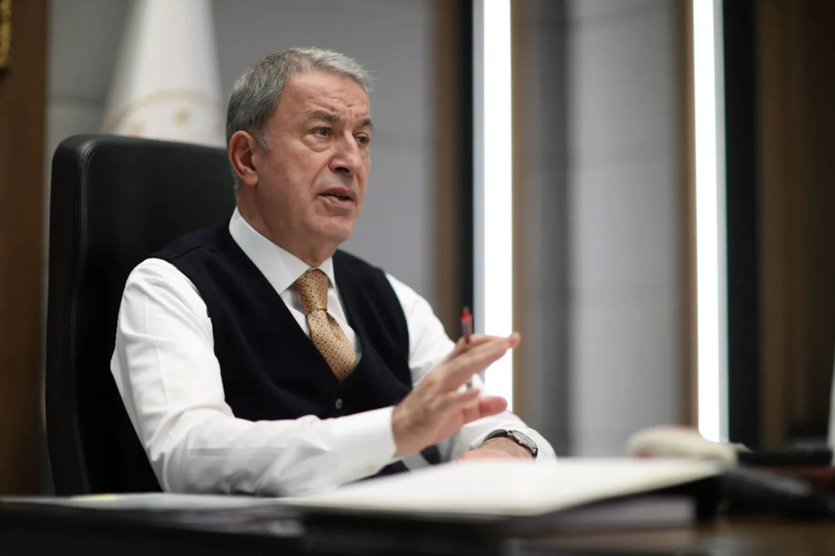 Ministro da Defesa da Turquia Hulusi Akar durante reunião por videoconferência com chefes das Forças Armadas, em Ancara [Arif Akdogan/Agência Anadolu]