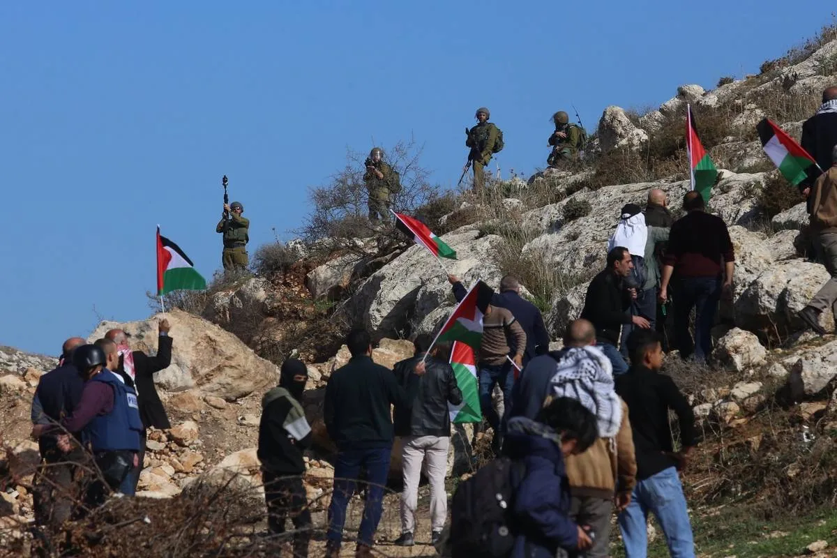 )Palestinos se reúnem na aldeia Beit Dajan de Nablus, realizar uma manifestação contra a construção de assentamentos judaicos na região, na Cisjordânia, em 16 de dezembro de 2022. (Nedal Eshtayah/ Agência Anadolu]