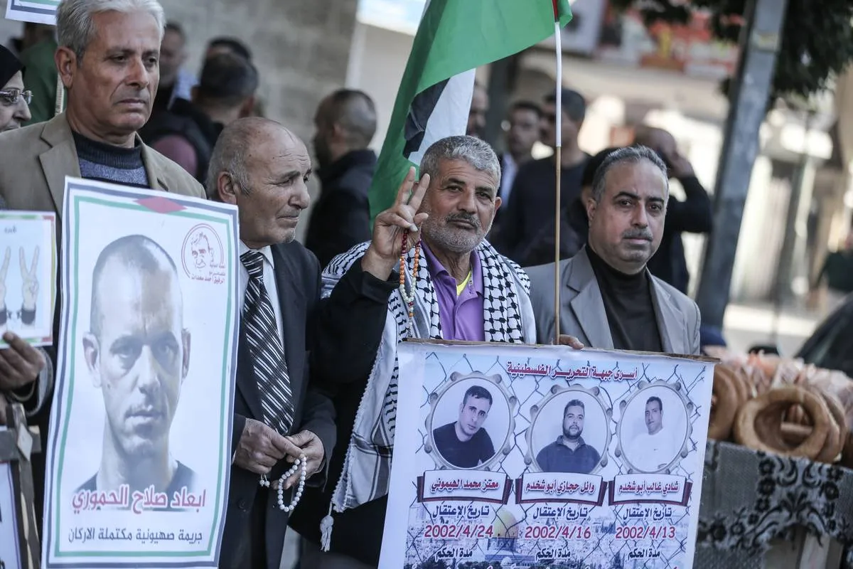 Protesto em solidariedade aos prisioneiros palestinos nas cadeias de Israel em frente ao Comitê Internacional da Cruz Vermelha (CICV) na Cidade de Gaza, 19 de dezembro de 2022 [Ali Jadallah/Agência Anadolu]
