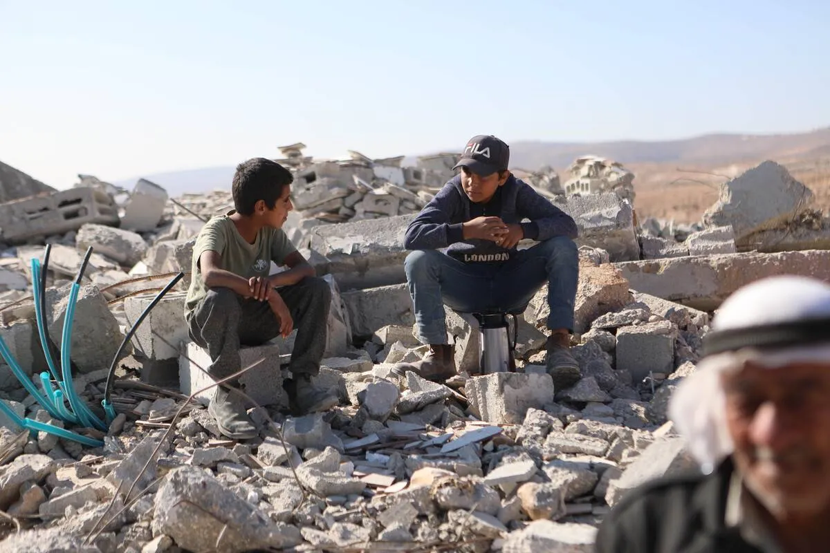 Diplomatas europeus visitam aldeia onde uma escola foi destruída por forças israelenses no último mês, em Masafer Yatta, distrito de Hebron (Al-Khalil), na Cisjordânia ocupada, em 19 de dezembro de 2022 [Mamoun Wazwaz/Agência Anadolu]