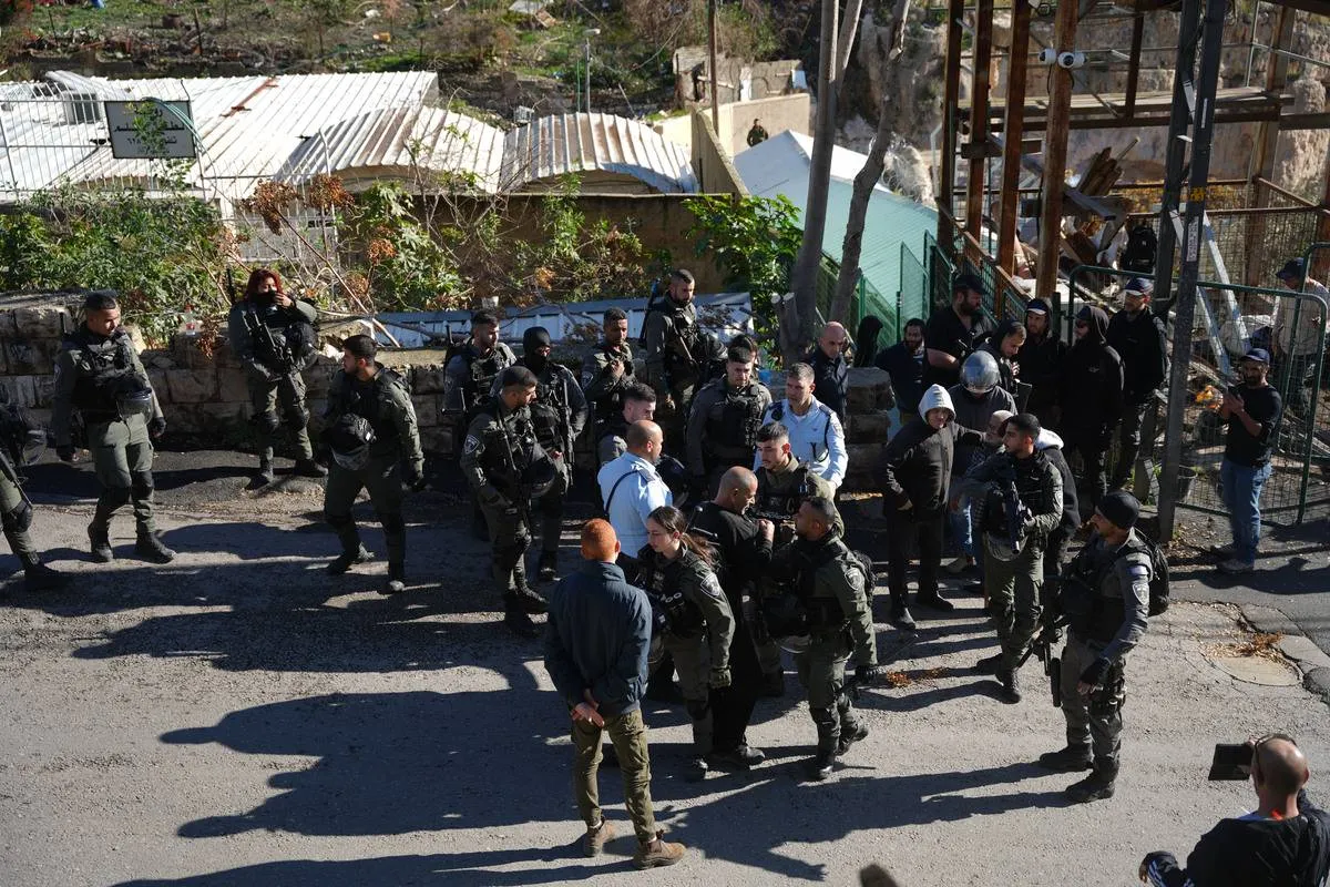 Palestinos protestam contra a instalação de uma cerca por colonos ilegais sob escolta de forças da ocupação, durante uma invasão israelense à sede da Igreja Ortodoxa de Jerusalém, no bairro de Silwan [Mostafa Alkharouf/Agência Anadolu]