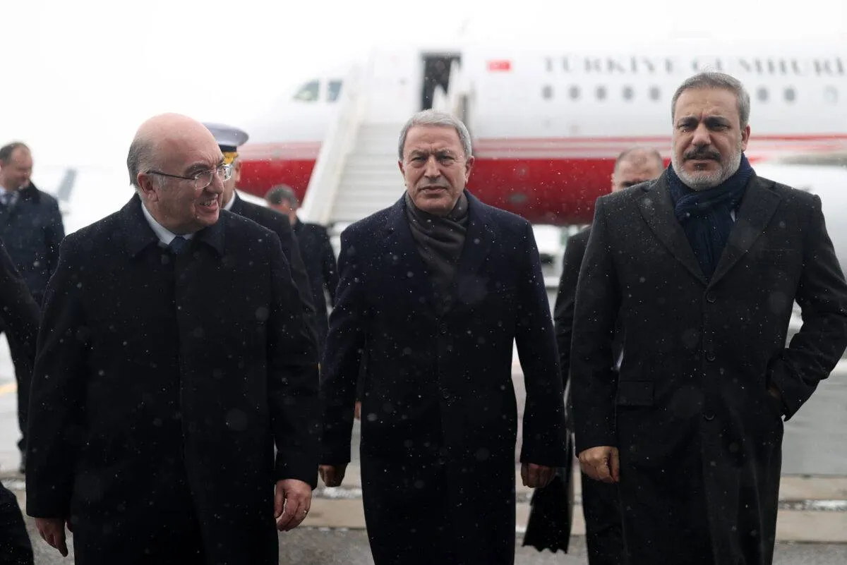 Ministro da Defesa da Turquia Hulusi Akar (centro) e chefe de inteligência Hakan Fidan (à direita) chegam à Moscou, em 28 de dezembro de 2022 [Arif Akdogan/Agência Anadolu]