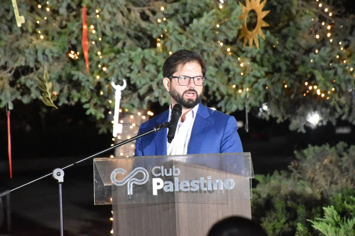 Presidente do Chile Gabriel Boric participa de comemorações de Natal junto da comunidade palestina em Santiago, em dezembro de 2022 [Comunidade Palestina do Chile/MEMO]