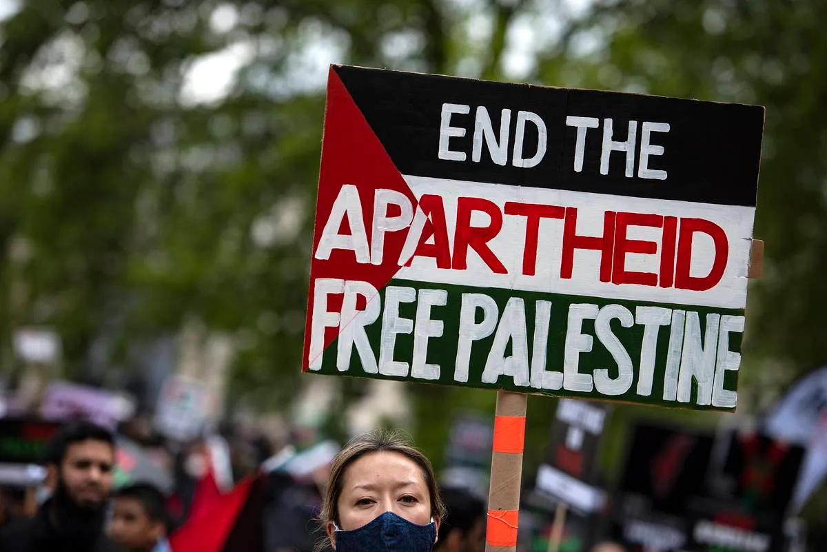 Cartaz pede fim do apartheid na Palestina, durante protesto [Loredana Sangiuliano/SOPA Images/LightRocket via Getty Images]