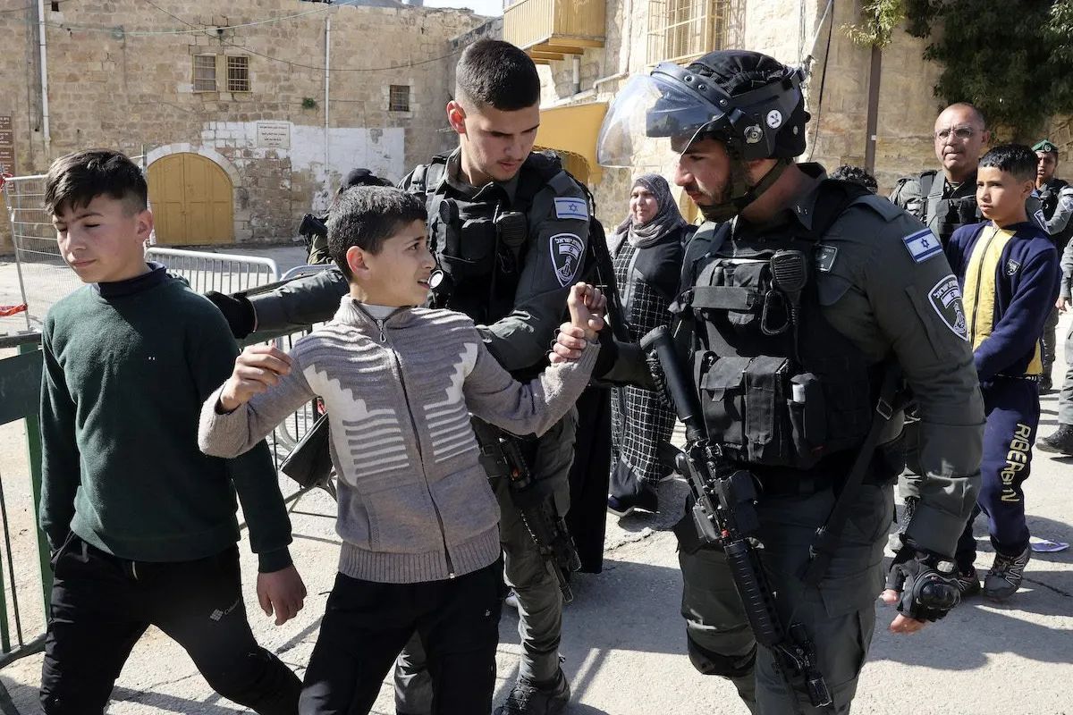 Polícia de Israel expulsa crianças palestinas dos arredores da Mesquita Abraâmica (Túmulo dos Patriarcas), em Hebron, na Cisjordânia ocupada, em 28 de fevereiro de 2022 [Hazem Bader/AFP via Getty Images]