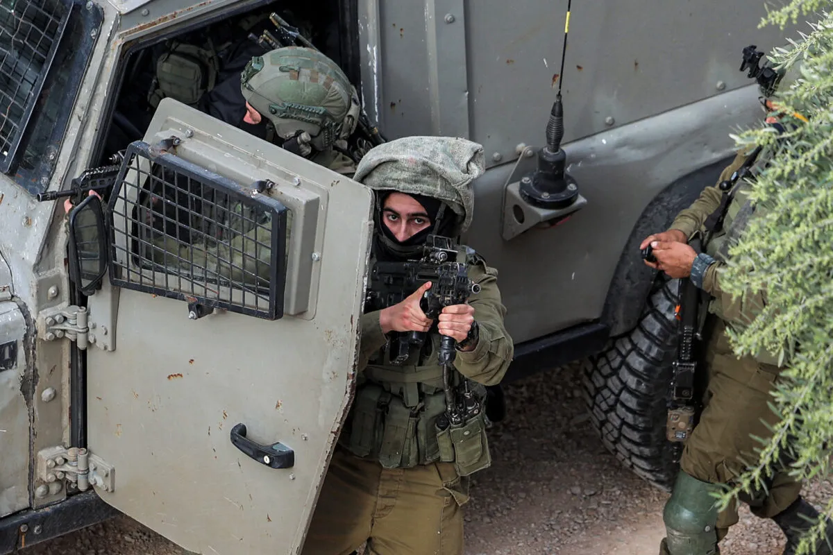 Soldado israelense durante operação, 12 de abril de 2022 [Jaafar Ashtiyeh/AFP/Getty Images]