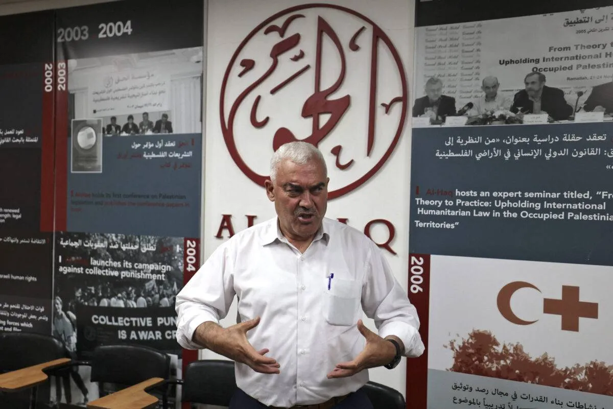 Shawan Jabarin, diretor do grupo de direitos humanos al-Haq, no escritório de sua organização, dias antes de ser invadido por forças israelenses, em Ramallah, na Cisjordânia ocupada, em 24 de agosto de 2022 [Abbas Momani/AFP via Getty Images]
