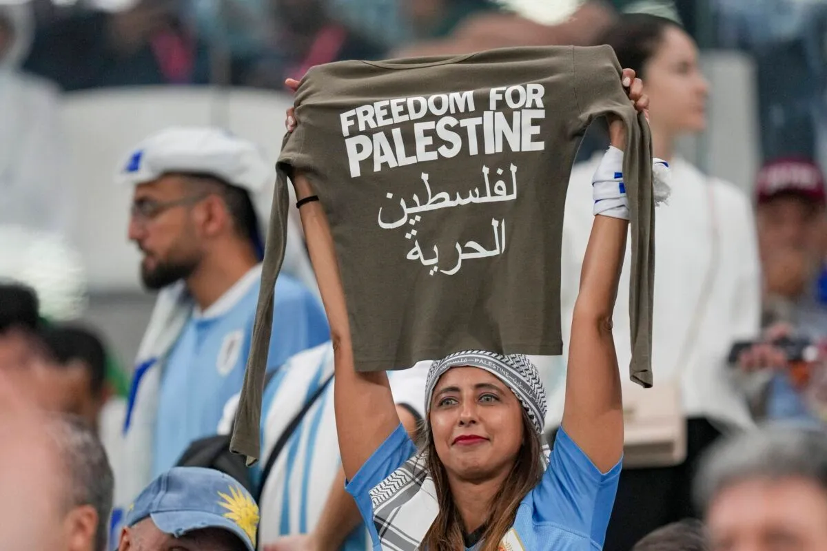 Torcedora do Uruguai com a camiseta que leva a inscrição 'Liberdade para a Palestina' durante a Copa do Mundo da FIFA 2022, no Catar, fotograda na cidade de Lusail, em 28 de novembro de 2022 , [Manuel Reino Berengui/DeFodi Images via Getty Images]