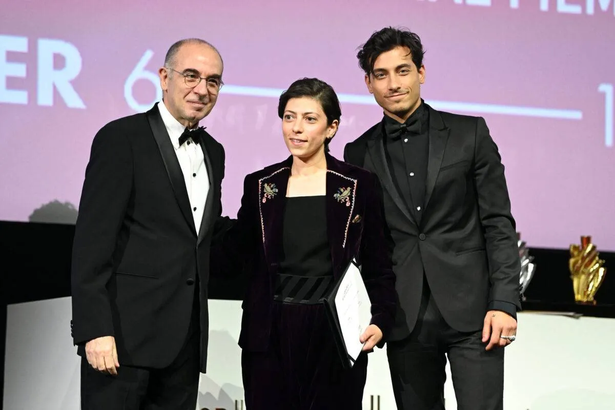 Giuseppe Tornatore e Rob Raco entregam Prêmio de Menção Extraordinária a Darin Sallam (centro) por “Farha”, na noite de encerramento do Festival de Cinema Internacional do Mar Vermelho, em Jeddah, Arábia Saudita, 13 de dezembro de 2021 [Daniele Venturelli/Getty Images]
