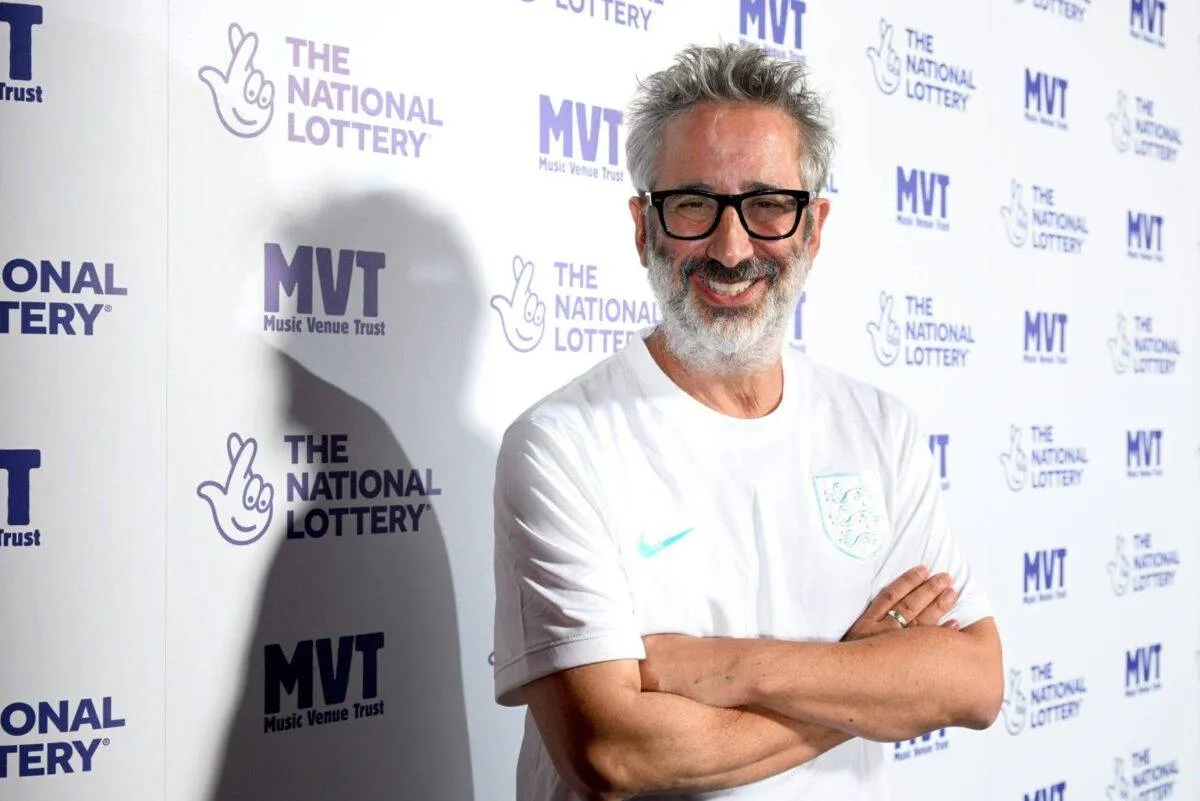 David Baddiel em 30 de julho de 2022 em Londres, Inglaterra [Jeff Spicer/Getty Images para The National Lottery]

