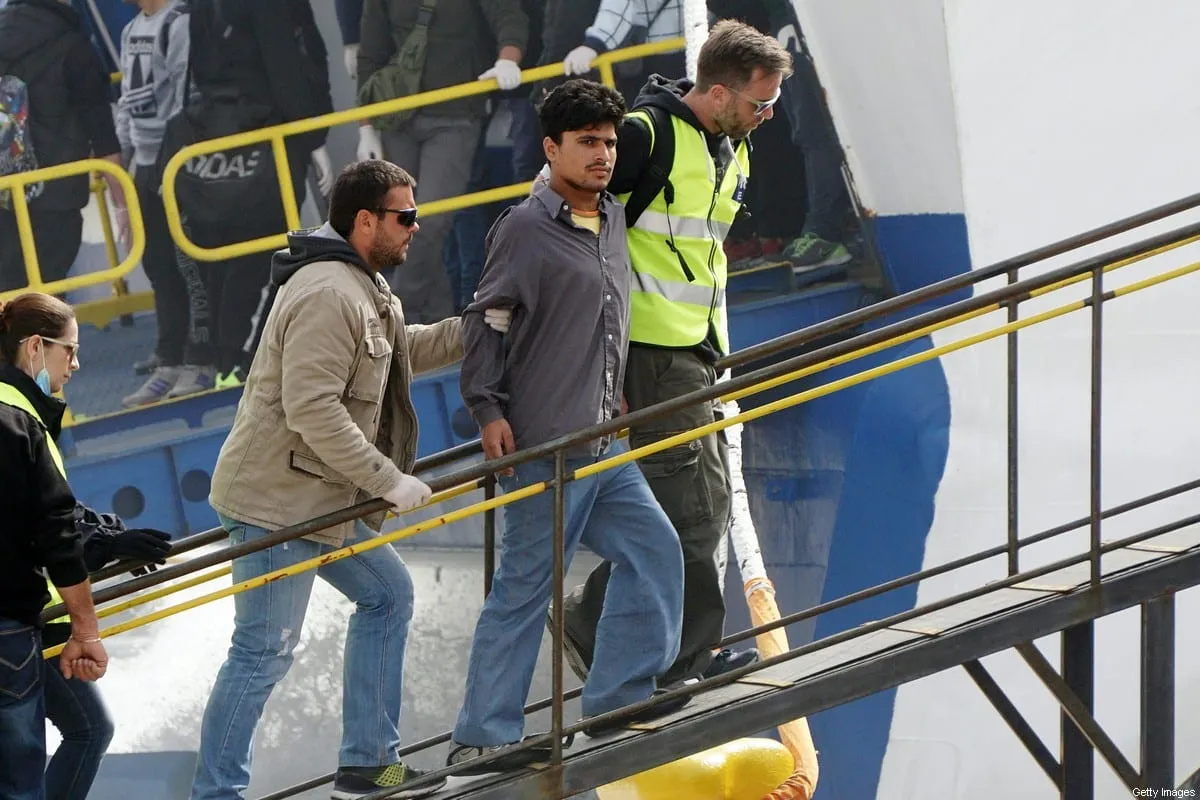 Policiais de fronteira da União Europeia detêm refugiado, 8 de abril de 2016 [Stringer/AFP via Getty Images]