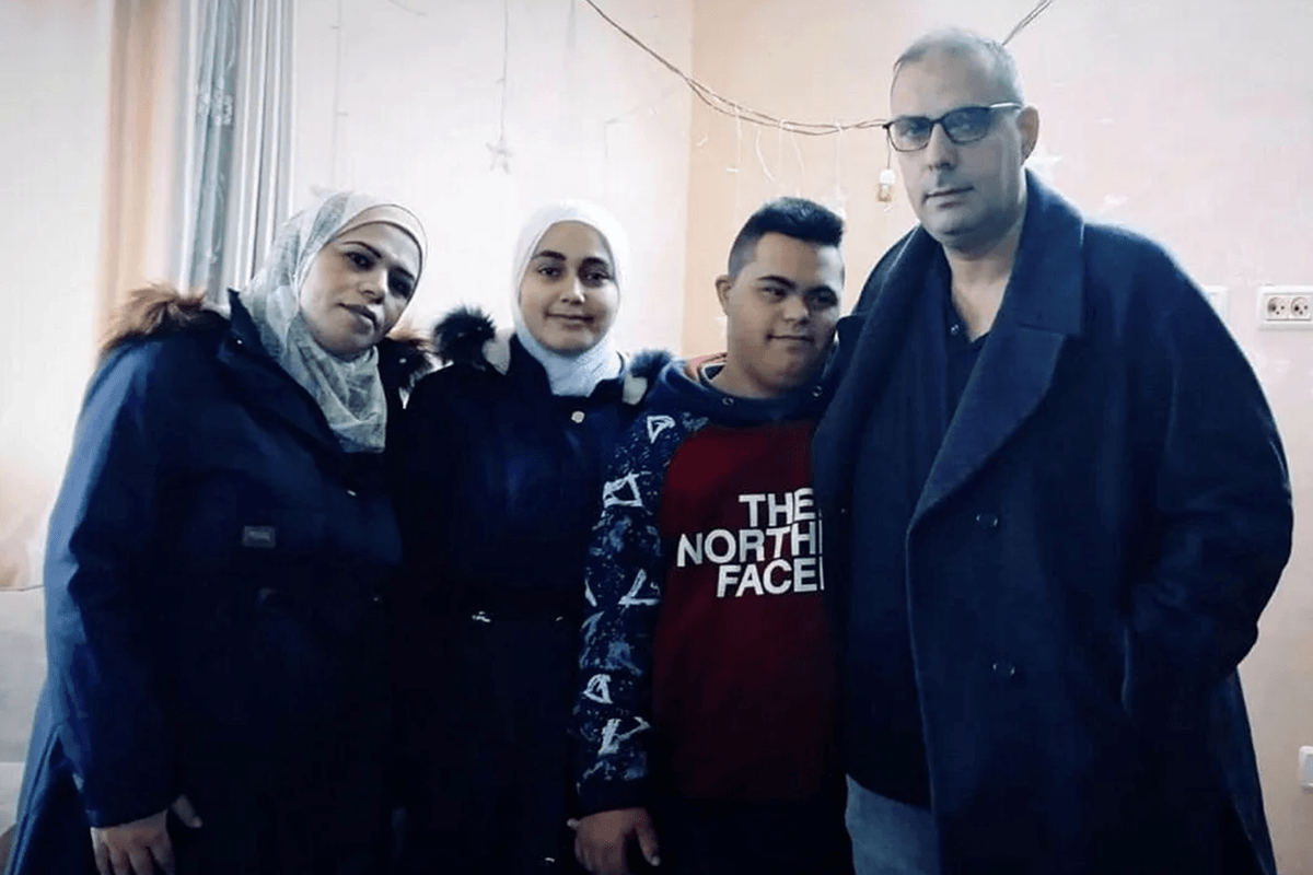 Ula Baka (à esquerda) e sua família [Twitter]