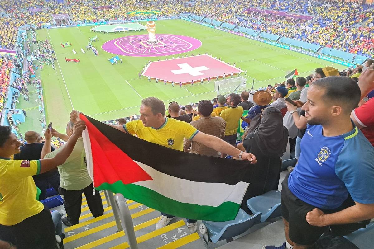 Torcida brasileira expressa solidariedade ao povo palestino, antes do jogo contra a Suíça pela fase de grupos da Copa do Mundo do Catar, no Estádio 974, em 28 de novembro de 2022 [MEMO]