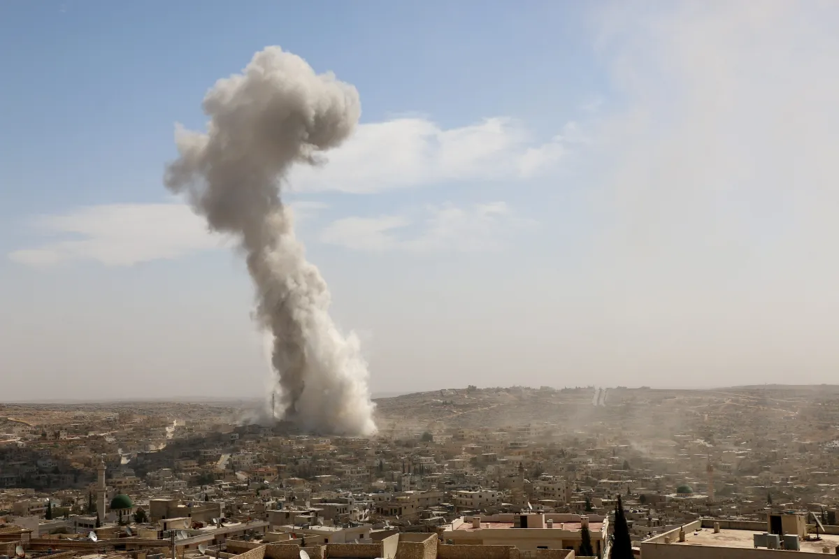 Bombardeio em Alepo, na Síria, em 4 de outubro de 2016 [Mahmut Faysal/Agência Anadolu]