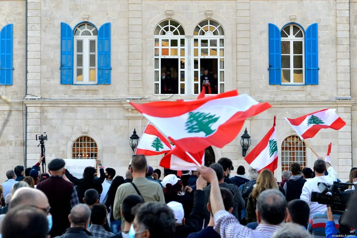 Protesto contra o colapso econômico no Líbano, a favor da proposta do patriarca cristão Bechara al-Rahi de realizar uma conferência internacional sobre a matéria, em Bkerke, norte do Líbano, 28 de agosto de 2022 [Houssam Shbaro/Agência Anadolu]
