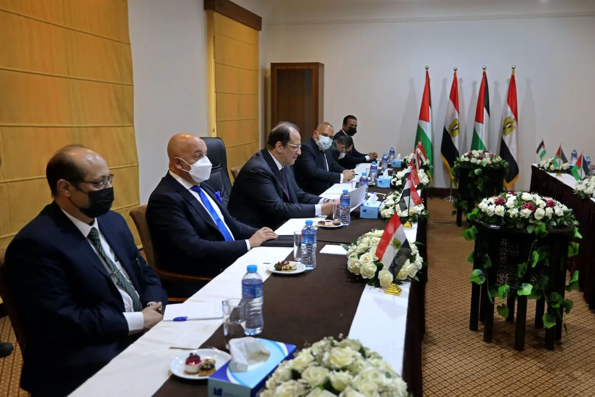 Abbas Kamil (terceiro à esquerda), chefe do Serviço de Inteligência do Egito, durante encontro com Yahya Sinwar, líder do Hamas em Gaza, na Cidade de Gaza, em 31 de maio de 2021 [Ashraf Amra/Agência Anadolu]
