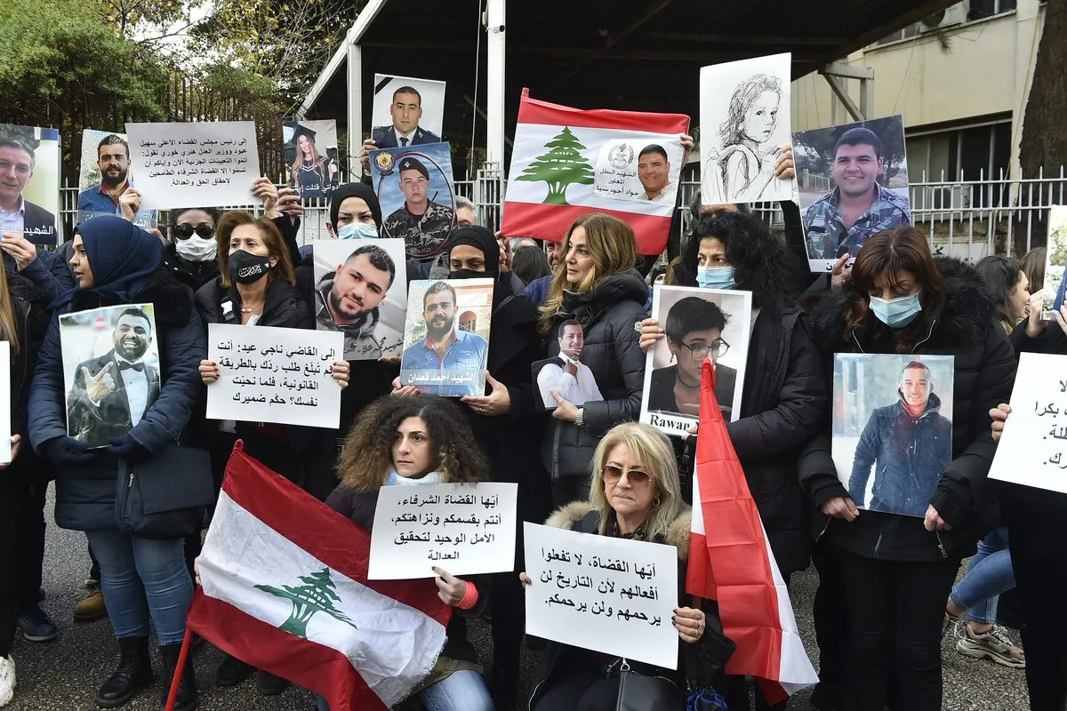 Parentes das vítimas da explosão no porto de Beirute protestam em frente ao Palácio da Justiça na capital libanesa em 7 de fevereiro de 2022 [Houssam Shbaro/Agência Anadolu]
