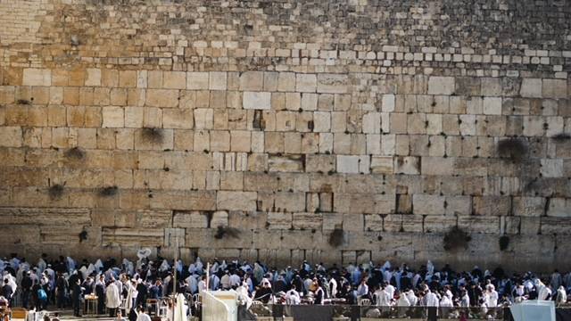 Judeus realizam suas preces no Muro das Lamentações, em Jerusalém [Lucas Siqueira/MEMO]