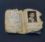 Carteira de identidade do poeta Mahmoud Darwish, no museu construído em sua memória, em Ramallah, na Cisjordânia ocupada, 26 de janeiro de 2023 [Lucas Siqueira/MEMO]