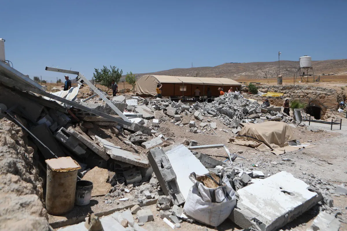 Destruição deixada por forças israelenses em Masafer Yatta, a fim de expulsar a comunidade do local, ao sul de Hebron, na Cisjordânia ocupada, 7 de maio de 2022 [Mamoun Wazwaz/Agência Anadolu]
