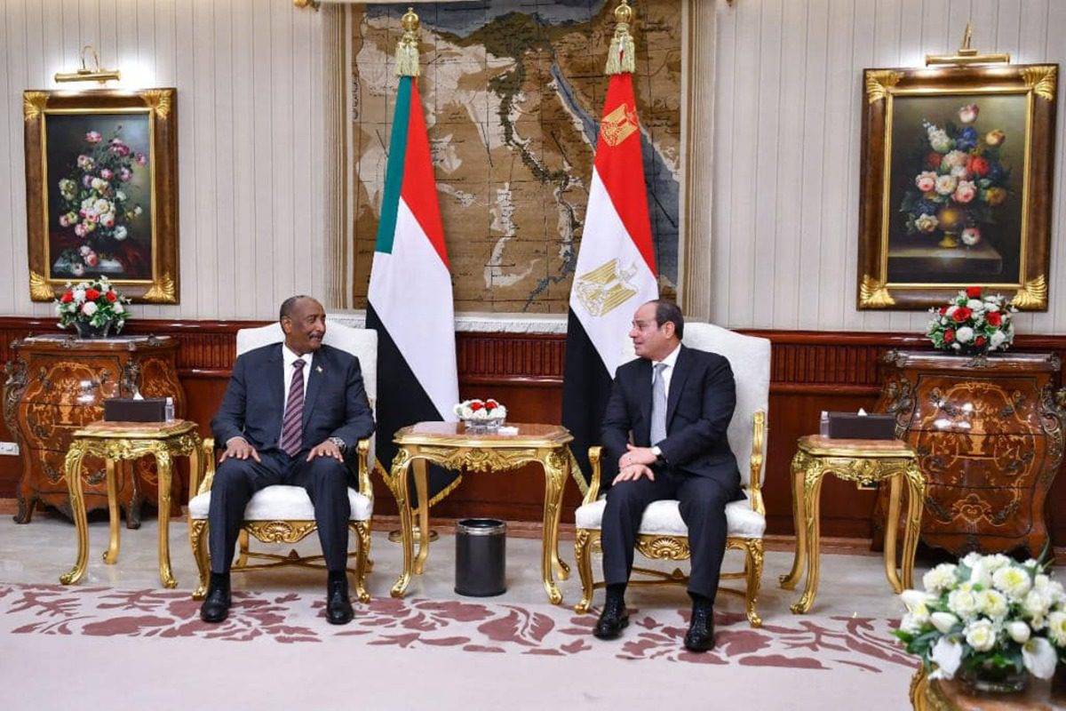 Presidente do Egito Abdel Fattah el-Sisi encontra-se com o chefe do Conselho Soberano do Sudão Abdel Fattah al-Burhan no Cairo, em 24 de setembro de 2022 [Presidência do Egito/Agência Anadolu]
