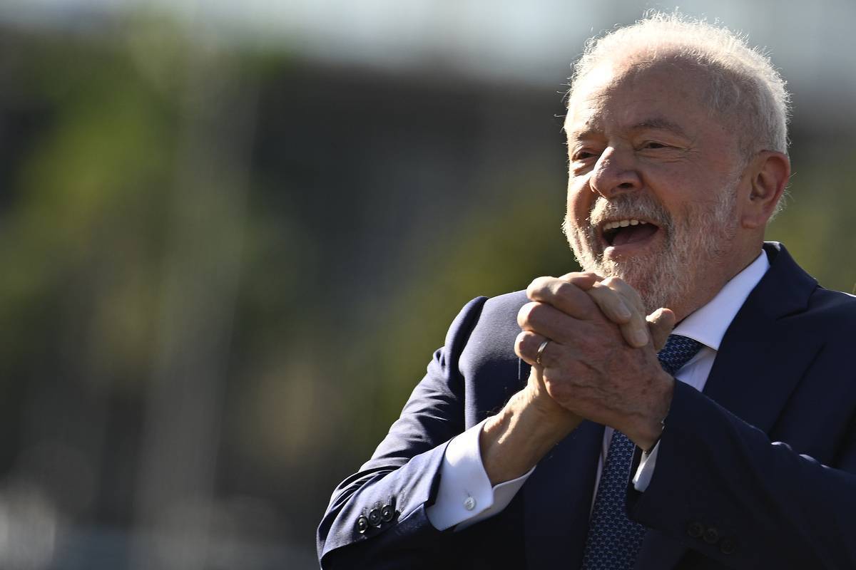 Presidente do Brasil Luiz Inácio Lula da Silva acena a apoiadores durante cerimônia de posse em Brasília, 1º de janeiro de 2023 [Mateus Bonomi/Agência Anadolu]
