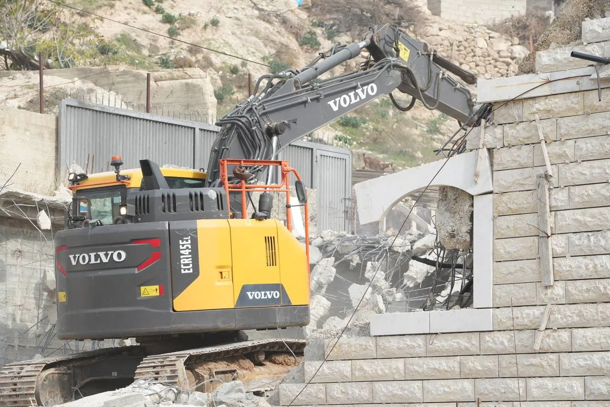 Tratores israelenses demolem casa palestina em Jerusalém Oriental, 4 de janeiro de 2023 [Saeed Qaq/Agência Anadolu]
