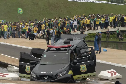 Carro da Polícia Legislativa destruído por apoiadores do ex-presidente do Brasil Jair Bolsonaro durante invasão a Brasília, 8 de janeiro de 2023 [Joedson Alves/Agência Anadolu]