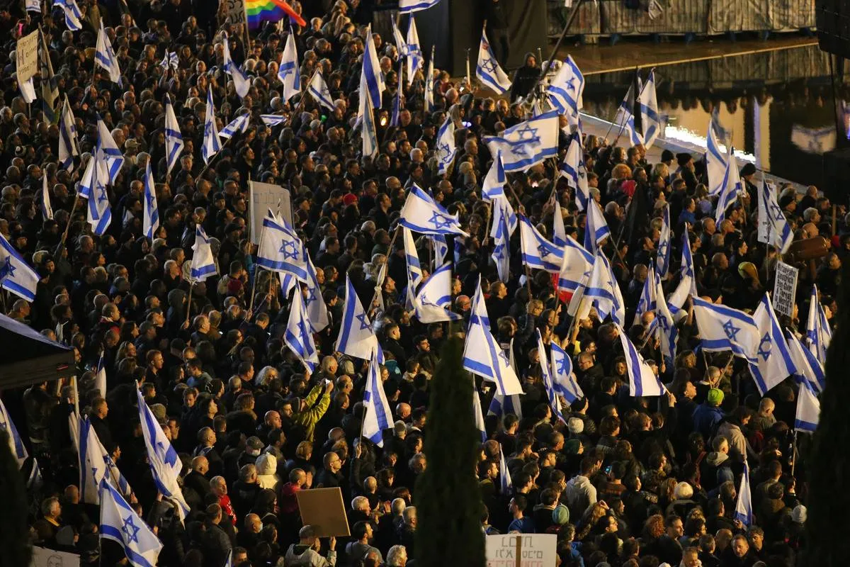 Israelenses protestam contra as reformas judiciais do premiê Benjamin Netanyahu e
de sua coalizão de extrema-direita, na praça Habima, em Tel Aviv, 14 de janeiro de
2023 [Mostafa Alkharouf/Agência Anadolu]
