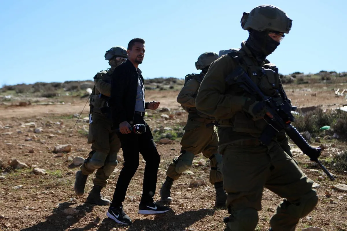 Forças israelenses reprimem palestinos em Hebron (al-Khalil), na Cisjordânia ocupada, em 20 de janeiro de 2023 [Mamoun Wazwaz/Agência Anadolu]

