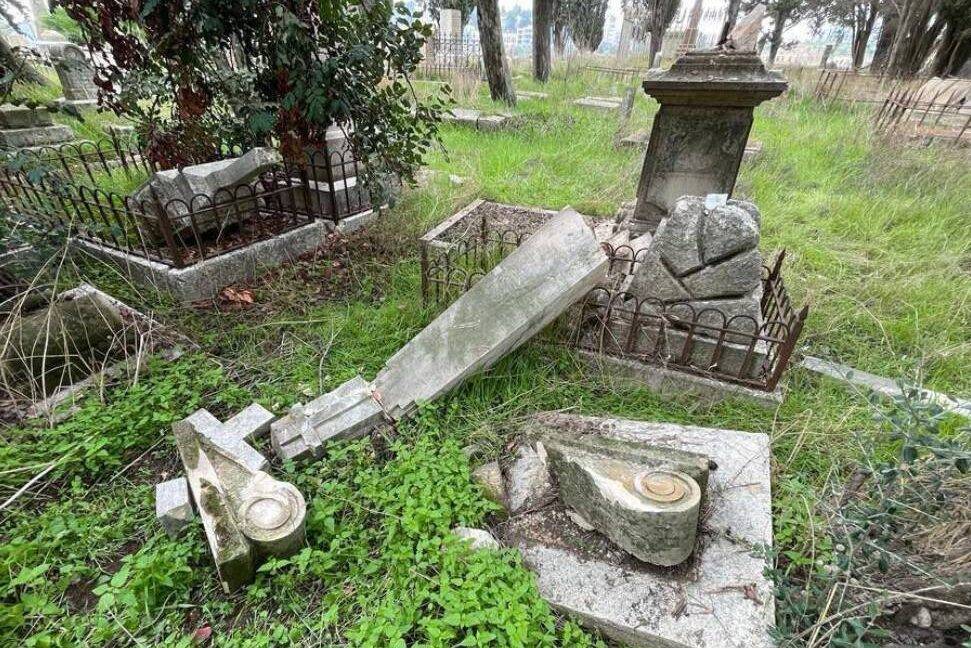 Cemitério protestante vandalizado por colonos israelenses em Jerusalém ocupada, 1º de janeiro de 2023 [Twitter/AlQasal]
