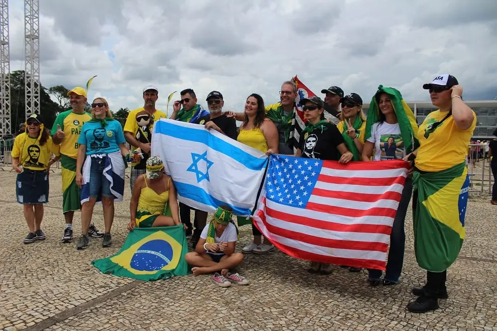 Bolsonaristas em frente ao Palácio do Planalto, na véspera da posse de Jair Bolsonaro como Presidente da República, em 31 de dezembro de 2018 [Lucas Martin/Jornalistas Livres]

