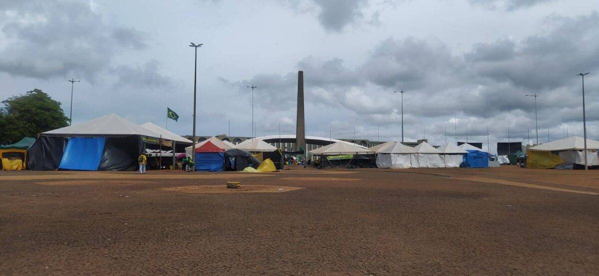 Acampamento bolsonarista em Brasília se manteve após a posse de Luiz Inácio Lula da Silva e recebeu novos extremistas às vésperas do ataque de 8 de janeiro de 2023 [ Dolores Guerra]
