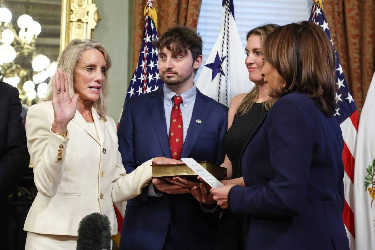 Vice-presidente dos EUA Kamala Harris empossa Elizabeth Bagley como embaixadora ao Brasil, em Washington, 9 de janeiro de 2023 [Kevin Dietsch/Getty Images]