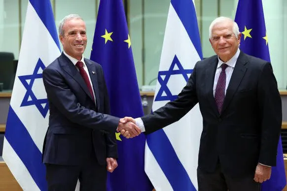 Josep Borrell, chefe de política externa da União Europeia, reúne-se com Elazar Stern, ministro de inteligência de Israel [Dursun Aydemir/Agência Anadolu via Getty Images]
