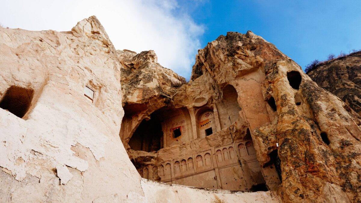 Igreja mais alta do Museu ao Ar Livre. Em sua base se encontam outras Igrejas, monastérios e sepulturas [Lucas Siqueira/MEMO]
