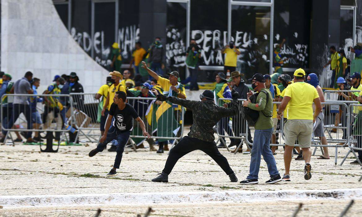 Bolsonaristas invadem e vandalizam a Praça dos Três Poderes em Brasília, Distrito Federal, 8 de janeiro de 2023 [Marcelo Camargo/Agência Brasil]

