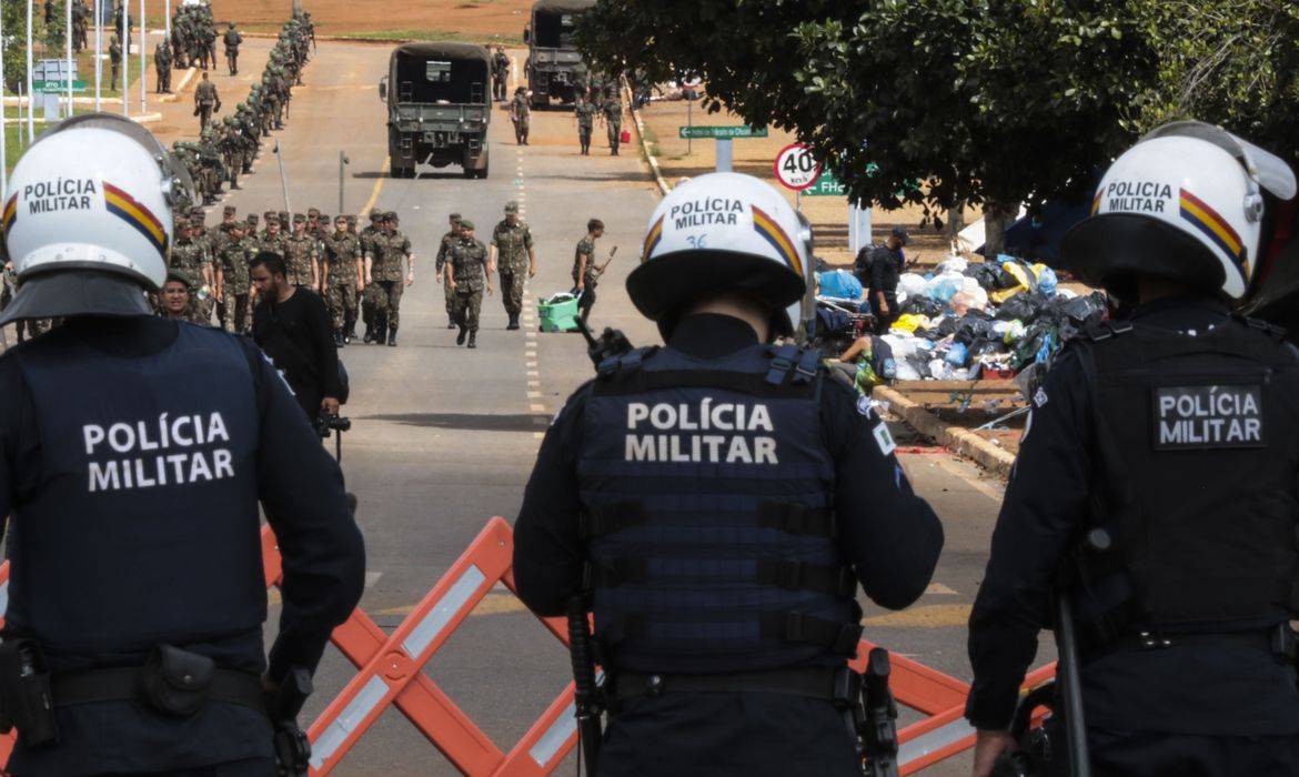 Polícia e Exército se concentram na frente do QG do Exército para desmobilizar acampamento [Marcelo Casal Jr./Agência Brasil]