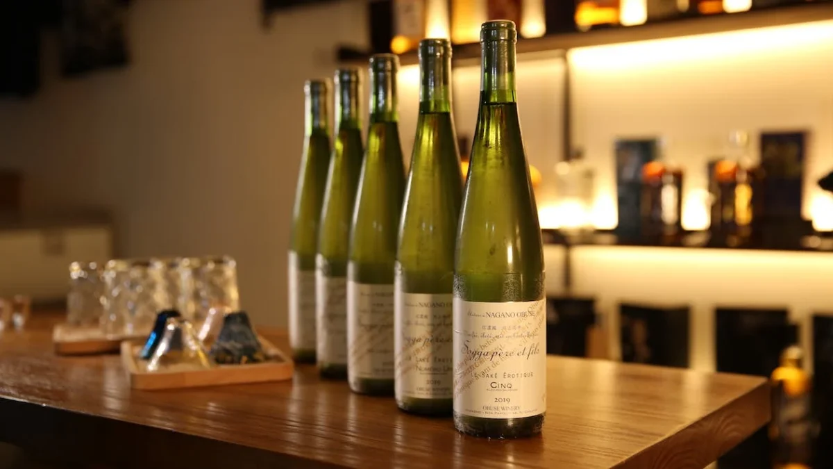 Prateleira com garrafas de bebidas alcoólicas. [pexels]